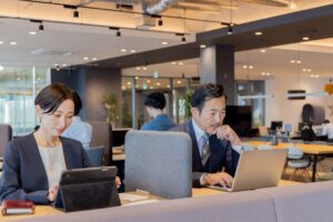 生成AIは我々の社会やテクノロジーの根幹を変えつつある革新的な存在です。その一方で、倫理、著作権、そして社会課題という三つの重大なテーマが浮かび上がっています。この記事では、「生成AI　倫理・著作権・社会課題」というテーマを多角的に掘り下げ、現代社会が直面しているリスクと可能性を包括的に解説します。AI技術が進歩するほど、私たち人間の役割と責任がより問われるようになります。私たちはどのように生成AIと向き合い、適切に扱うべきか。本記事ではその全貌に迫ります。