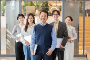 この記事では、生成AIが教育や学習の分野でどのように活用され、AIリテラシーの向上がこのデジタル時代においてどれほど重要かについて詳述します。さらに、AIを用いた教育の利点、課題、AIリテラシーを高めるための方法やベストプラクティスについても探っていきます。読者の皆さんがAIを理解し、効果的に活用できるようになるための情報を提供します。